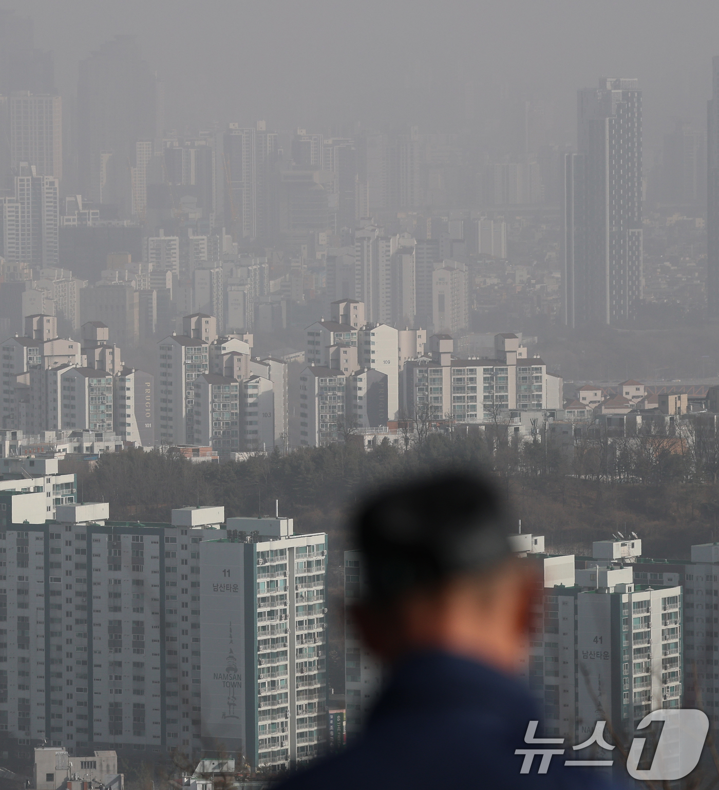 (서울=뉴스1) 오대일 기자 = 이재명 대통령이 연일 다주택자에 대한 압박을 이어가는 가운데 서울 강남구 아파트 가격이 하락세로 전환할지가 주목되고 있다. 22일 한국부동산원에 따 …