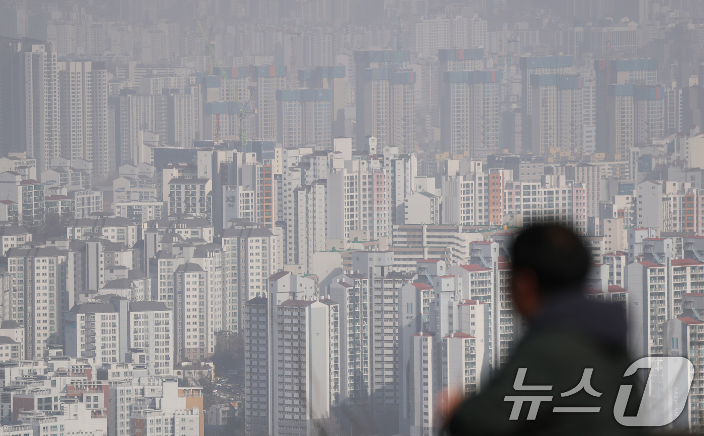 (서울=뉴스1) 오대일 기자 = 수도권 규제지역에 아파트를 가진 다주택자의 대출 만기 연장을 원칙적으로 불허할 가능성이 커졌다. 금융 당국은 오는 24일 5대 은행 등과 다주택자 …