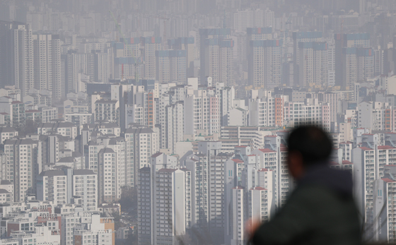 '다주택자'로 고민 깊어지는 금융당국…가계대출 총량 목표치 더 낮춘다