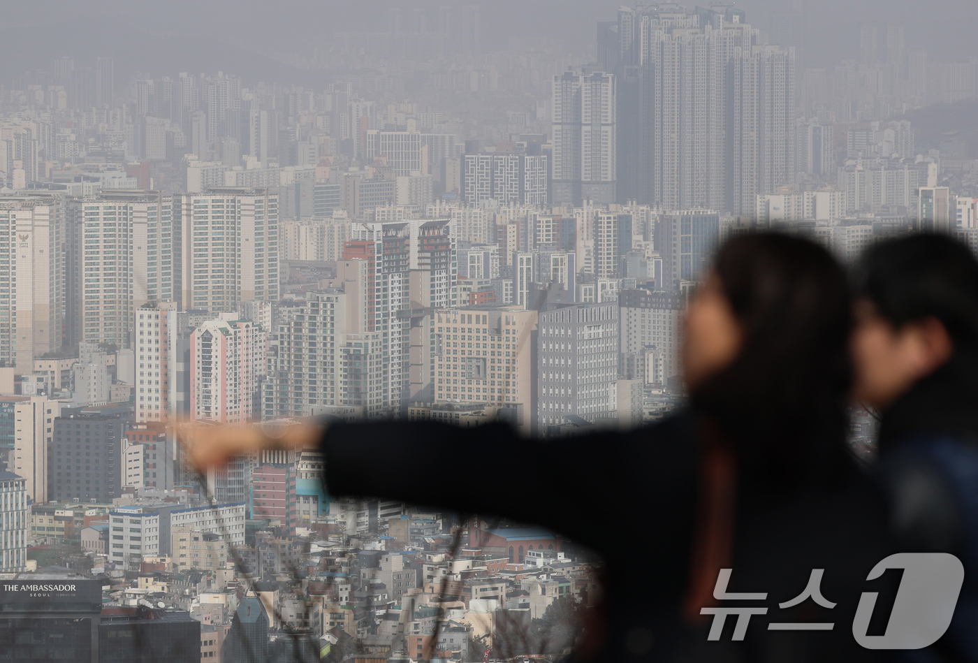 (서울=뉴스1) 오대일 기자 = 이재명 대통령이 다주택자에 대한 압박을 이어가는 가운데 서울 강남구 아파트 가격이 하락세로 전환할지가 주목되고 있다. 22일 한국부동산원에 따르면 …