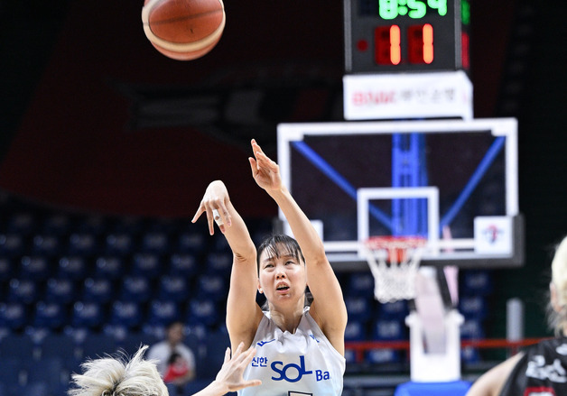 '고춧가루 부대' 신한은행, BNK 잡고 26경기 만에 시즌 첫 연승