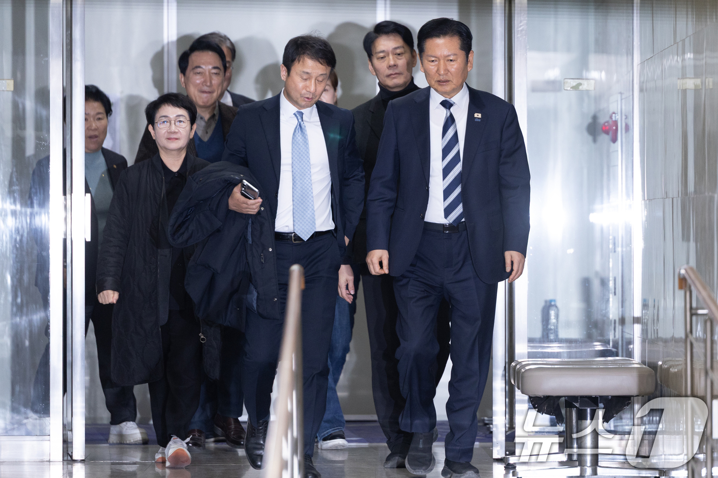 (서울=뉴스1) 이승배 기자 = 정청래 더불어민주당 대표와 한병도 원내대표가 22일 서울 여의도 국회에서 열린 비공개 정책 의원총회에 참석하고 있다. 2026.2.22/뉴스1