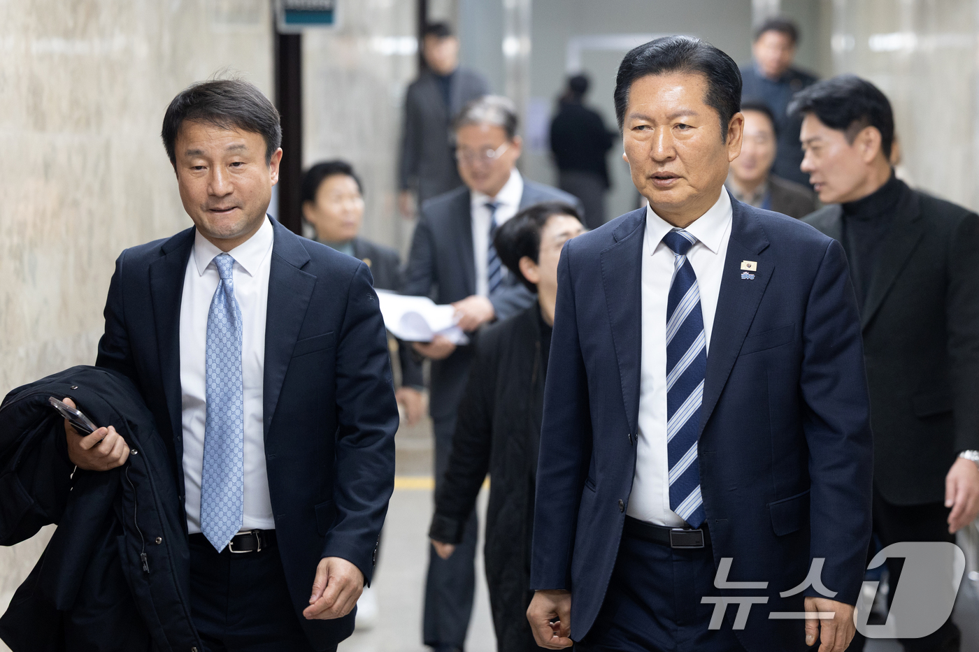 (서울=뉴스1) 이승배 기자 = 정청래 더불어민주당 대표와 한병도 원내대표가 22일 서울 여의도 국회에서 열린 비공개 정책 의원총회에 참석하고 있다. 2026.2.22/뉴스1