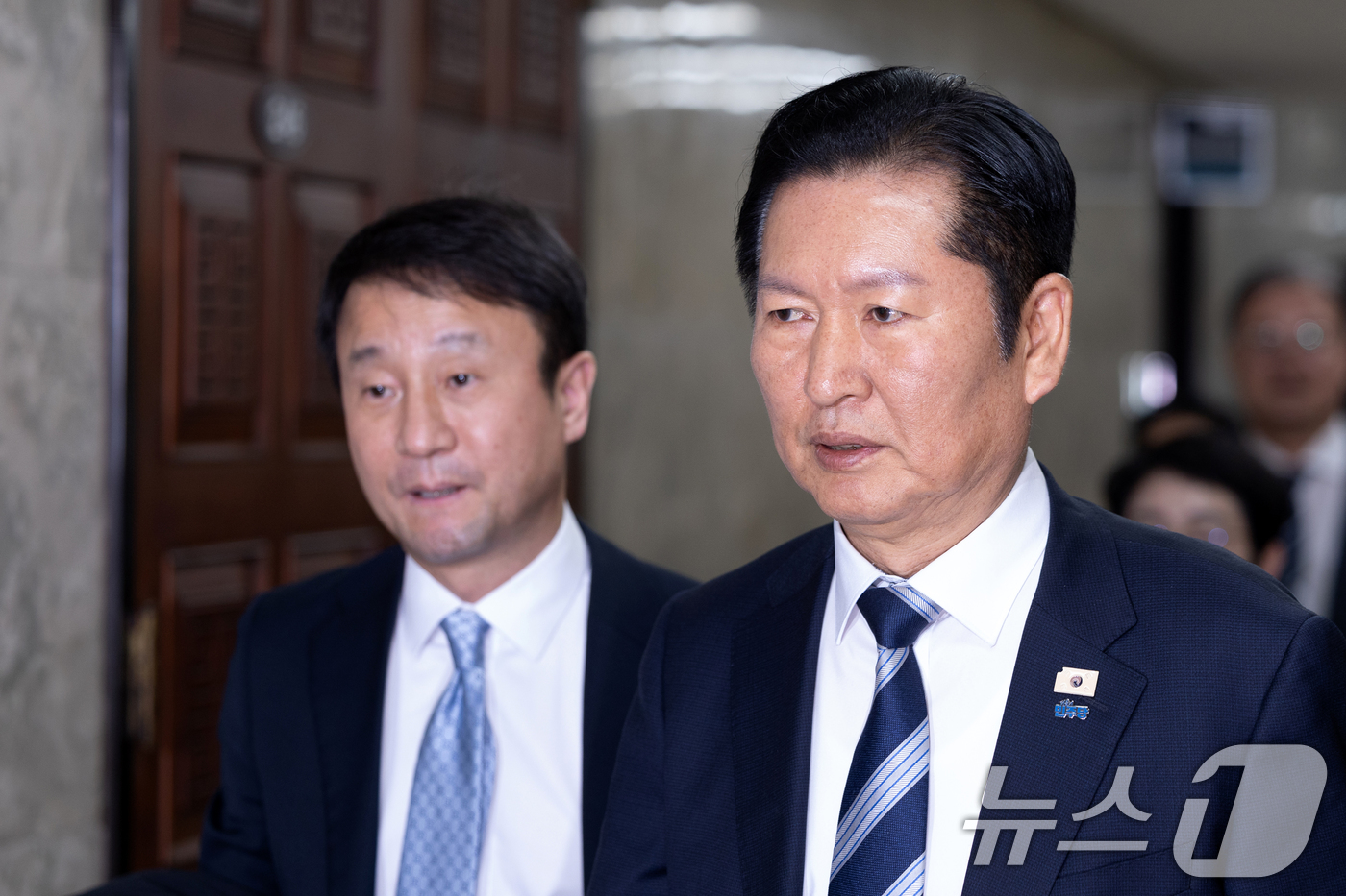 (서울=뉴스1) 이승배 기자 = 정청래 더불어민주당 대표와 한병도 원내대표가 22일 서울 여의도 국회에서 열린 비공개 정책 의원총회에 참석하고 있다. 2026.2.22/뉴스1