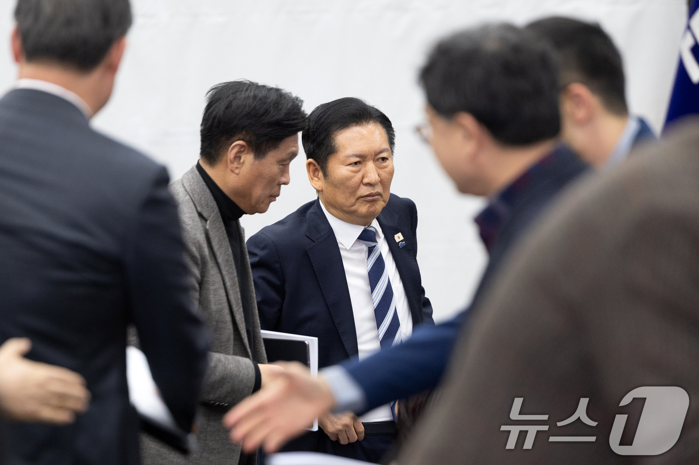 (서울=뉴스1) 이승배 기자 = 정청래 더불어민주당 대표가 22일 서울 여의도 국회에서 열린 비공개 정책 의원총회에 참석해 있다. 2026.2.22/뉴스1