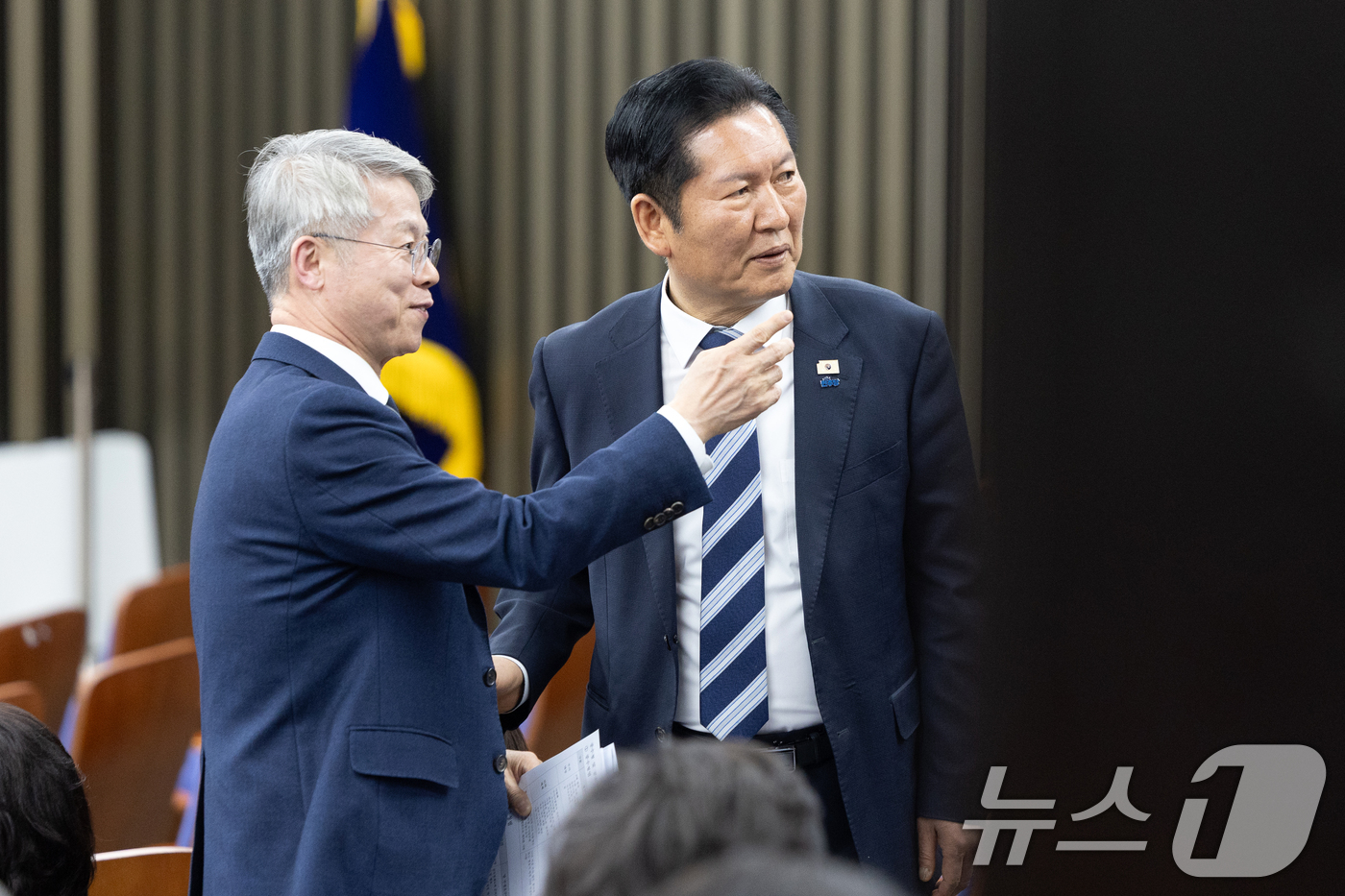 (서울=뉴스1) 이승배 기자 = 정청래 더불어민주당 대표가 22일 서울 여의도 국회에서 열린 비공개 정책 의원총회에서 민형배 의원과 대화하고 있다. 2026.2.22/뉴스1