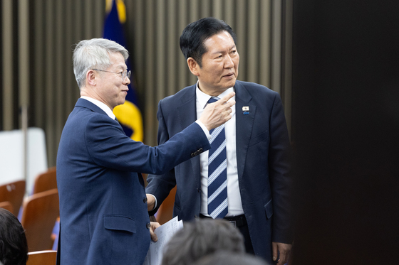 의원총회서 대화 나누는 정청래 대표