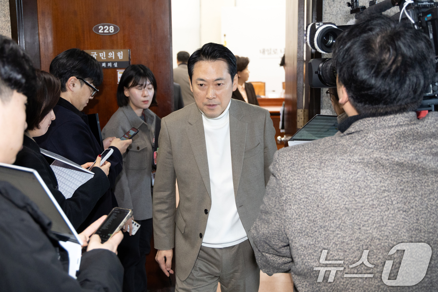 (서울=뉴스1) 이승배 기자 = 장동혁 국민의힘 대표가 22일 서울 여의도 국회에서 열린 비공개 최고위원회의를 마치고 회의장을 나서고 있다. 2026.2.22/뉴스1