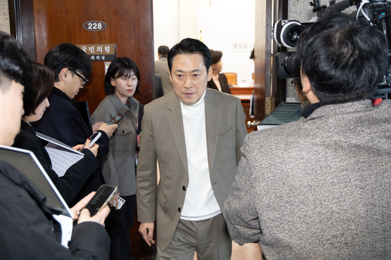 비공개 최고위 마치고 나서는 장동혁 대표