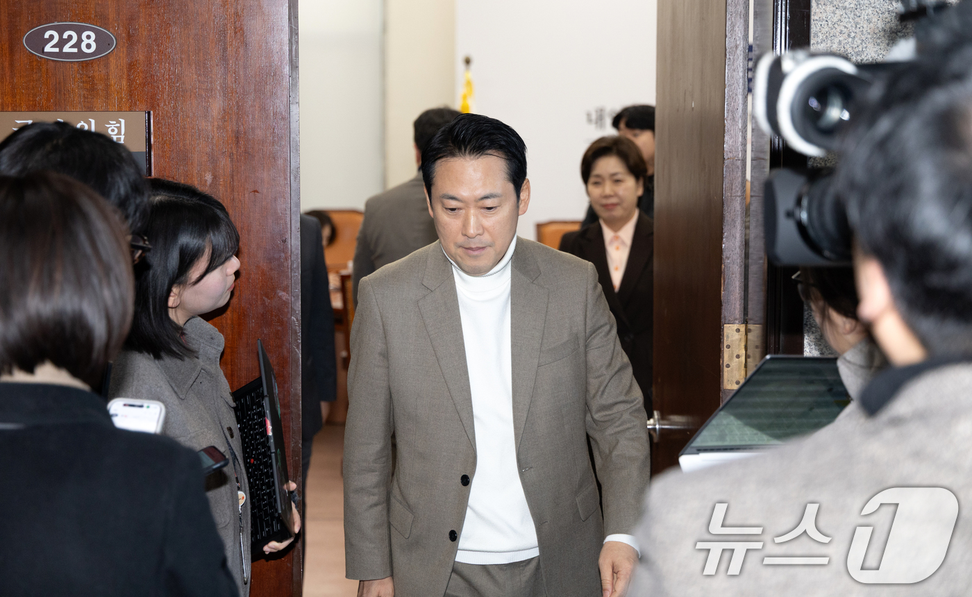 (서울=뉴스1) 이승배 기자 = 장동혁 국민의힘 대표가 22일 서울 여의도 국회에서 열린 비공개 최고위원회의를 마치고 회의장을 나서고 있다. 2026.2.22/뉴스1