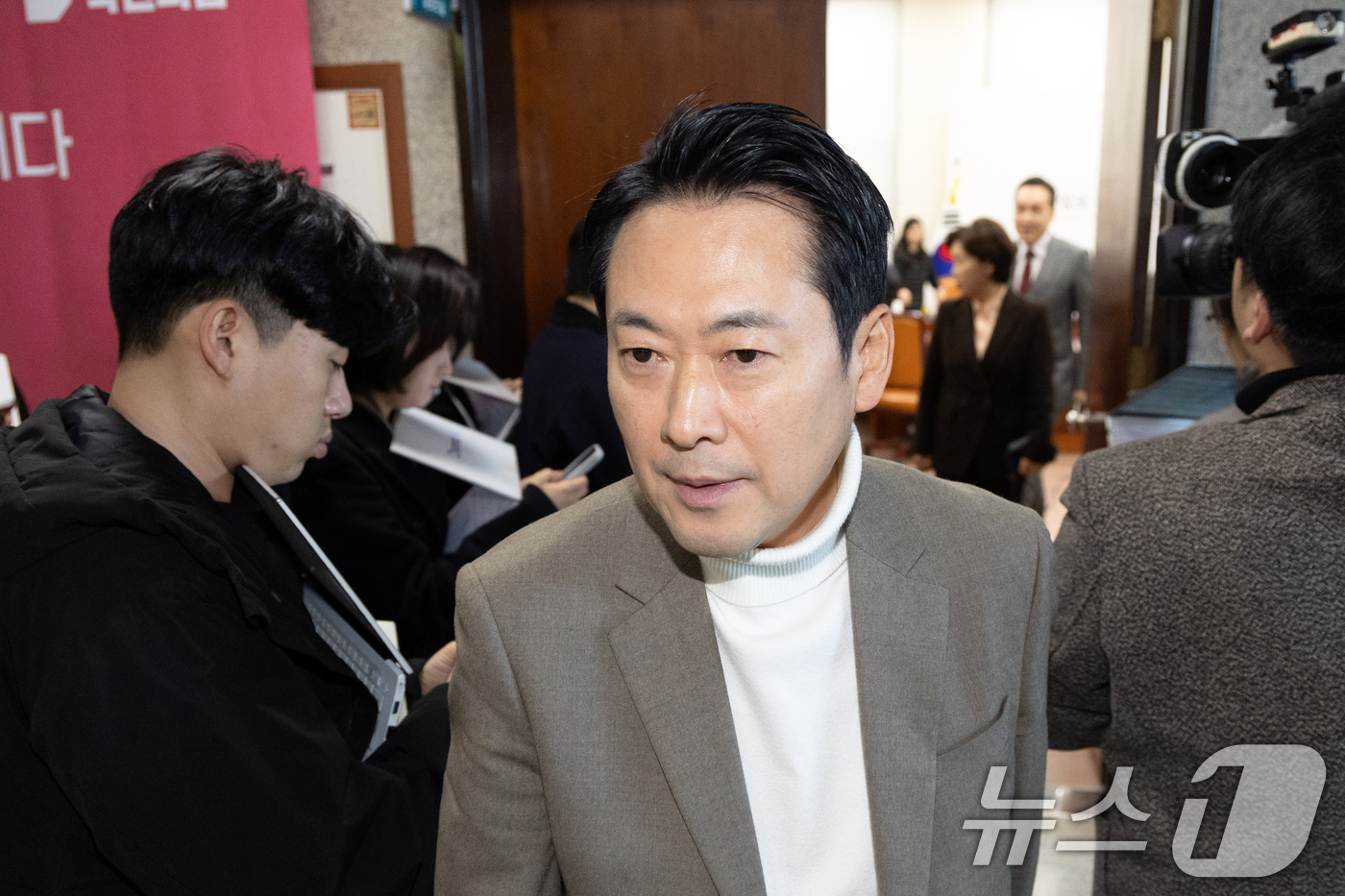 (서울=뉴스1) 이승배 기자 = 장동혁 국민의힘 대표가 22일 서울 여의도 국회에서 열린 비공개 최고위원회의를 마치고 회의장을 나서고 있다. 2026.2.22/뉴스1