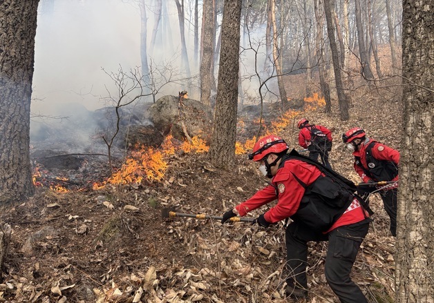 함양 산불 일몰 후 헬기 철수…150명 야간 대응 체계 돌입
