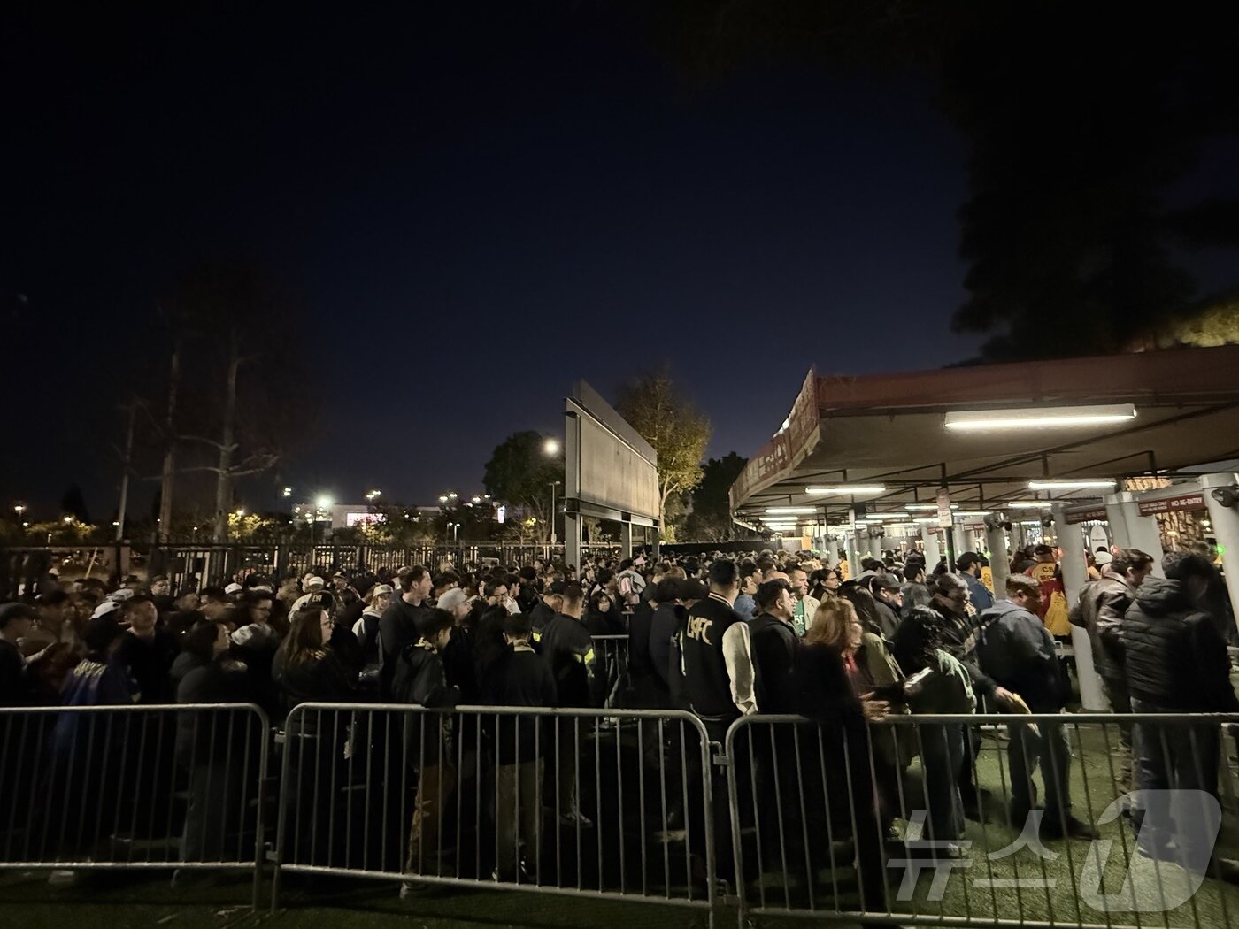 본문 이미지 - 경기장에 입장하는 수많은 인파들ⓒ 뉴스1 윤슬빈 관광전문기자