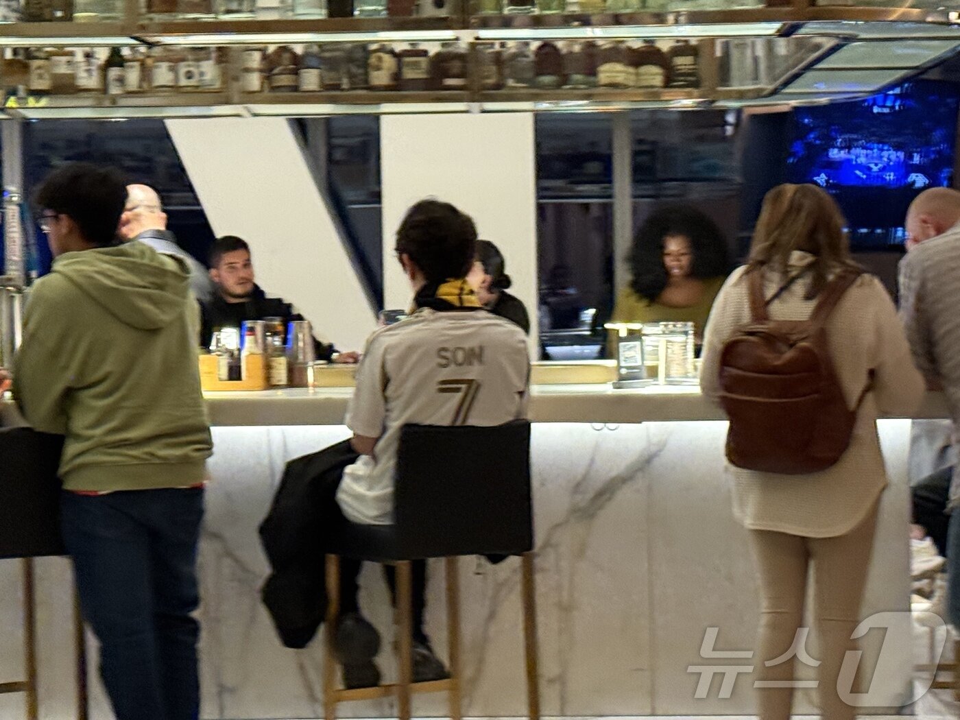 본문 이미지 - 경기가 끝난 밤, 호텔 라운지에 LAFC 손흥민 선수 유니폼을 입은 투숙객 ⓒ 뉴스1 윤슬빈 관광전문기자