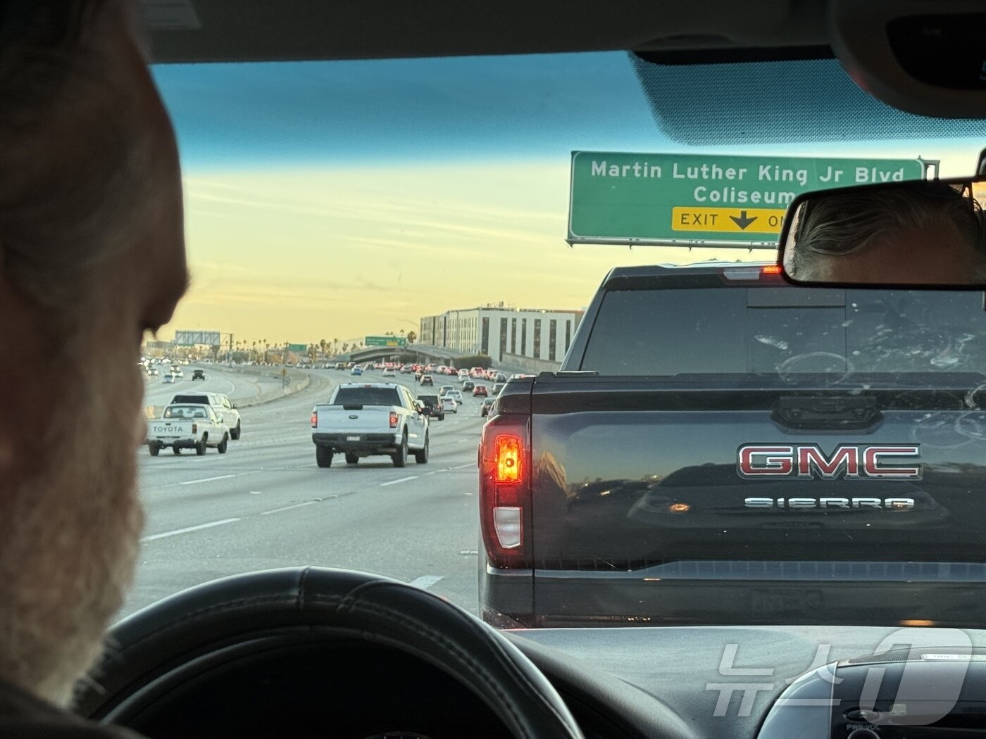 본문 이미지 - LAFC와 인터 마이애미 경기장으로 향하는 차들ⓒ 뉴스1 윤슬빈 관광전문기자