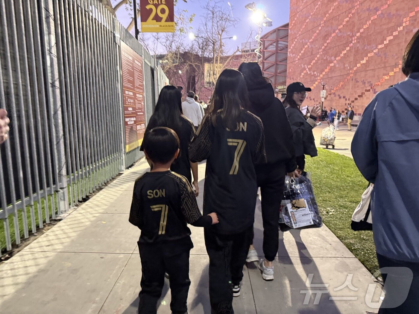 본문 이미지 - LAFC 손흥민 유니폼을 입은 어린이 입장객들 ⓒ 뉴스1 윤슬빈 관광전문기자
