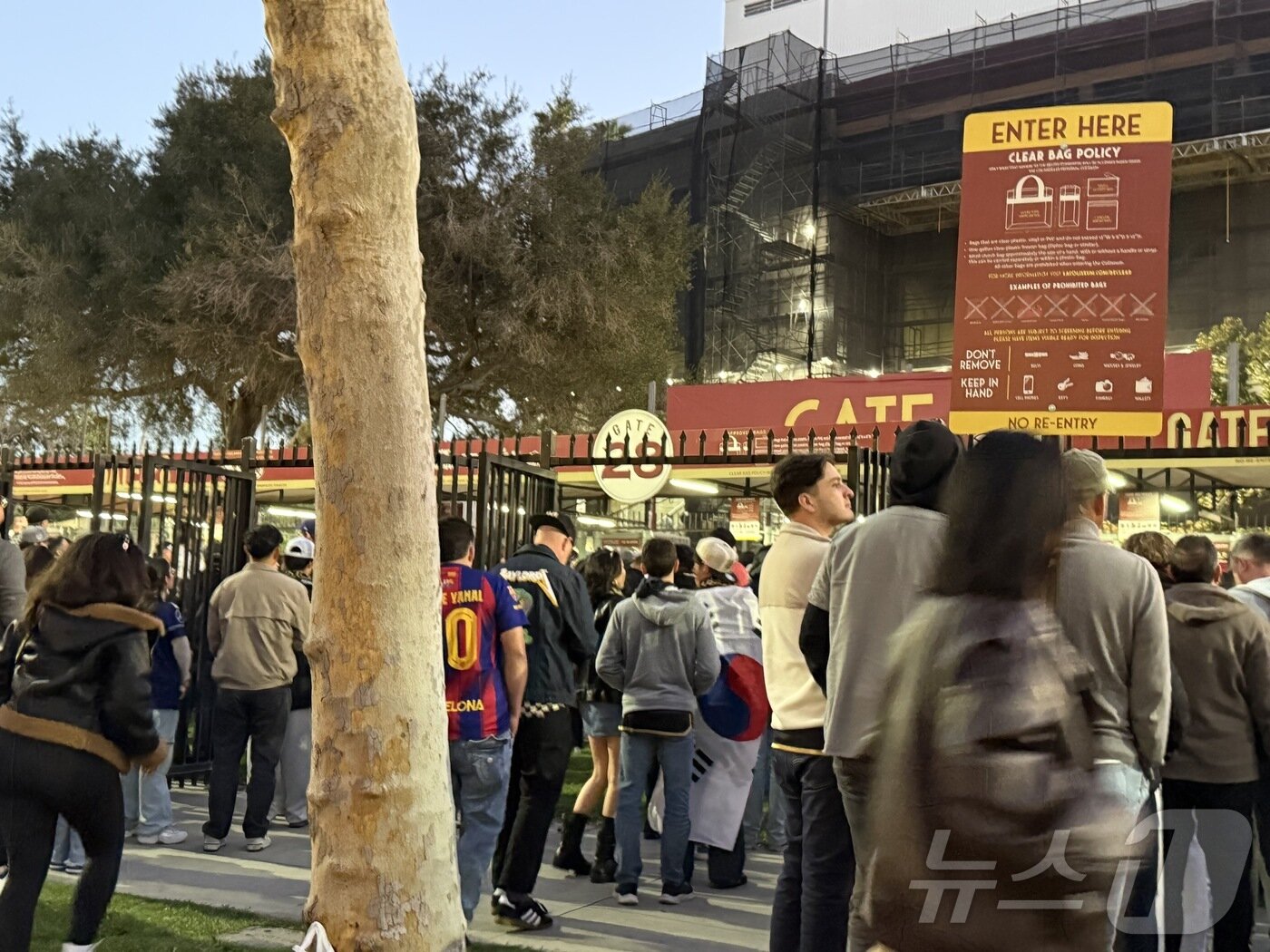 본문 이미지 - 태극기를 두른 입장객들도 쉽게 볼 수 있다. ⓒ 뉴스1 윤슬빈 관광전문기자