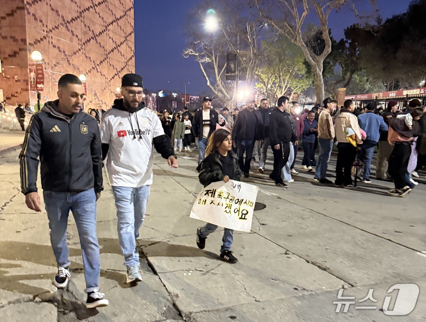 본문 이미지 - 한글로 쓴 피켓을 들고 있는 어린이 관중 ⓒ 뉴스1 윤슬빈 관광전문기자