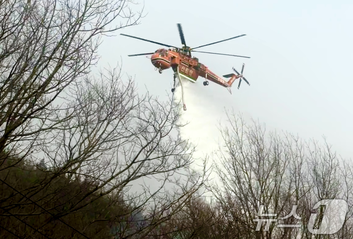 (함양=뉴스1) 최창호 기자 = 22일 오후 경남 함양군 산불현장에서 산림청 산불 진화헬기인 S-64 헬기가 물을 쏟아붓고 있다. (산림청 제공, 재판매 및 DB금지) 2026.2 …
