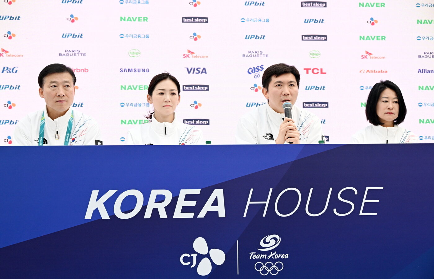 본문 이미지 - 22일(한국시간) 이탈리아 밀라노의 빌라 네키 캄필리오에 위치한 코리아하우스에서 '2026 밀라노·코르티나담페초 동계 올림픽 대한민국 선수단 해단식'에 참석한 김택수 선수촌장, 이수경 선수단장, 유승민 대한체육회장, 김나미 대한체육회 사무총장. (왼쪽부터) (대한체육회 제공)