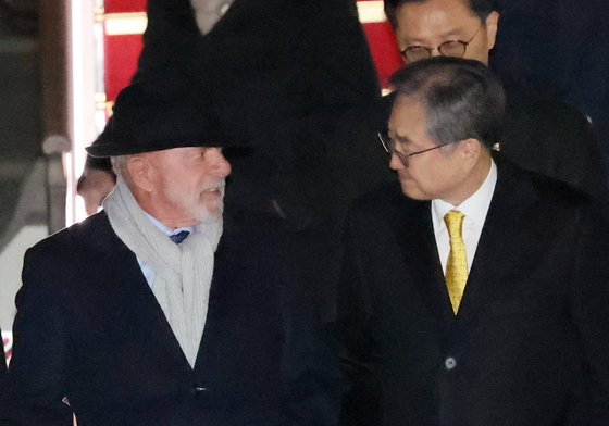 조현 외교부 장관 안내 받는 룰라 브라질 대통령