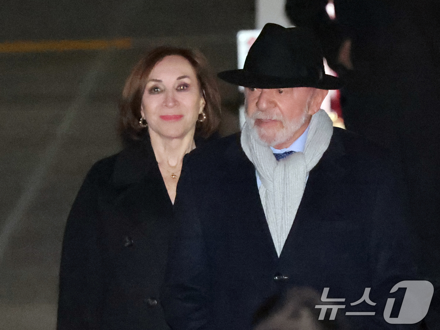 (성남=뉴스1) 황기선 기자 = 루이스 이나시우 룰라 다시우바 브라질 대통령이 22일 오후 경기 성남시 서울공항을 통해 입국하고 있다.  2026.2.22/뉴스1