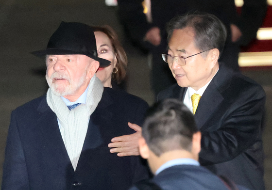 조현 장관 안내 받는 룰라 브라질 대통령