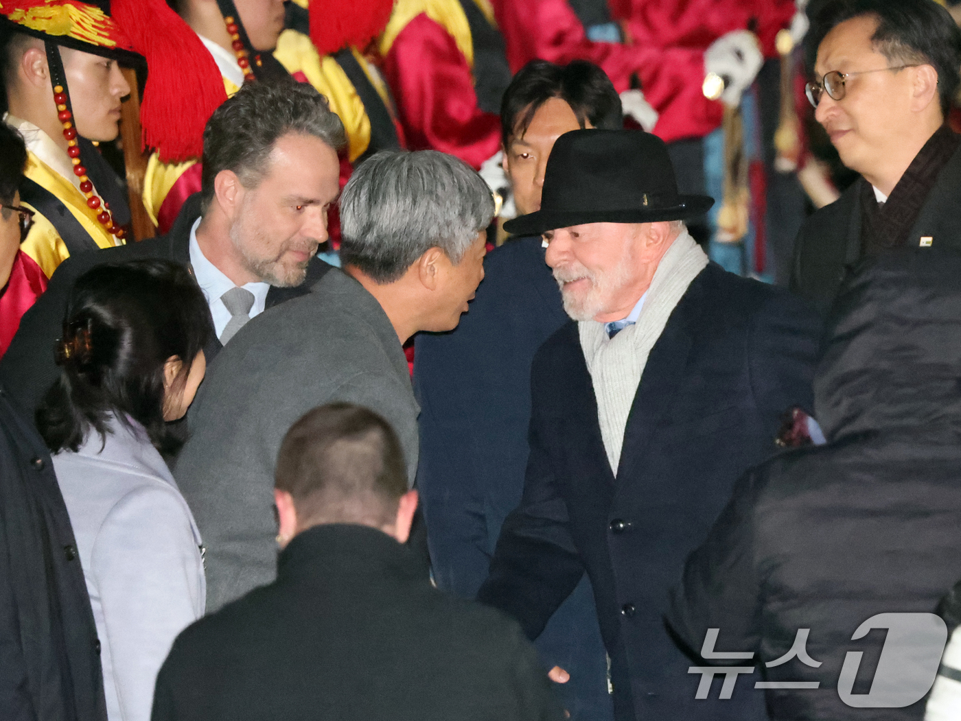 (성남=뉴스1) 황기선 기자 = 루이스 이나시우 룰라 다시우바 브라질 대통령이 22일 오후 경기 성남시 서울공항을 통해 입국하고 있다.  2026.2.22/뉴스1