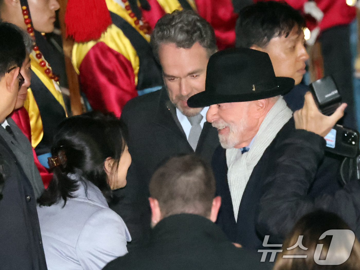 (성남=뉴스1) 황기선 기자 = 루이스 이나시우 룰라 다시우바 브라질 대통령이 22일 오후 경기 성남시 서울공항을 통해 입국하고 있다.  2026.2.22/뉴스1