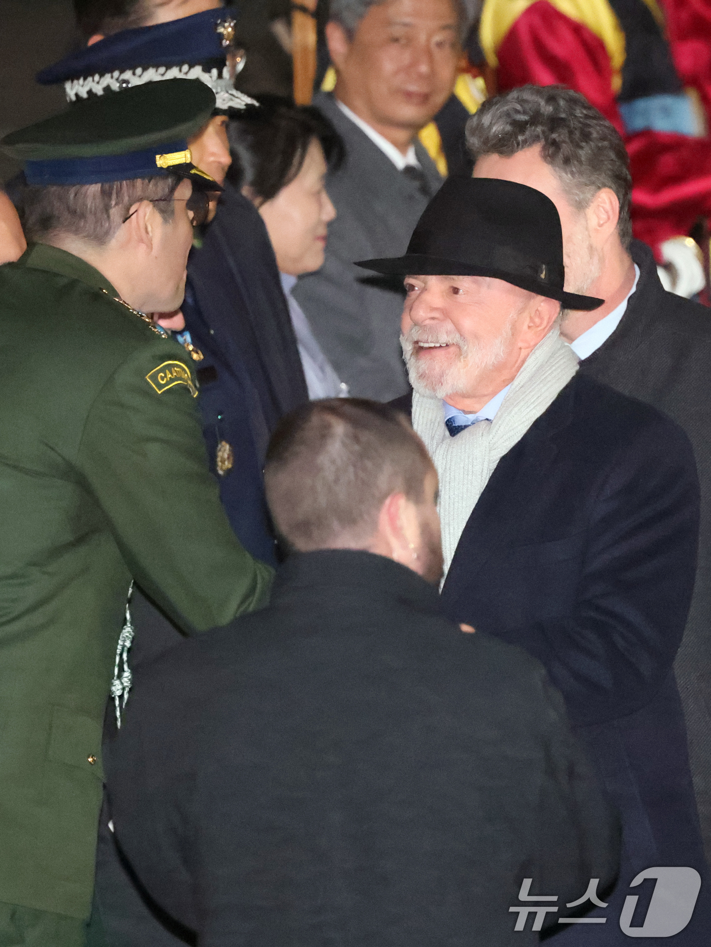 (성남=뉴스1) 황기선 기자 = 루이스 이나시우 룰라 다시우바 브라질 대통령이 22일 오후 경기 성남시 서울공항을 통해 입국하고 있다.  2026.2.22/뉴스1