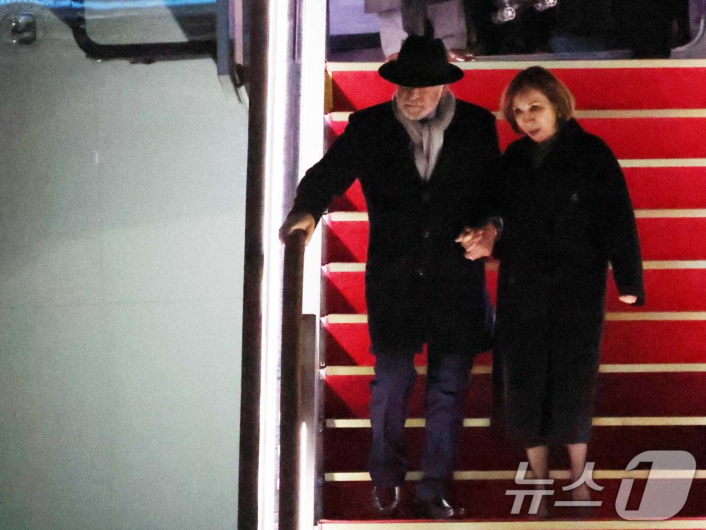 (성남=뉴스1) 황기선 기자 = 루이스 이나시우 룰라 다시우바 브라질 대통령이 22일 오후 경기 성남시 서울공항을 통해 입국, 마르시아 도네르 아브레우 주한브라질 대사의 안내를 받 …