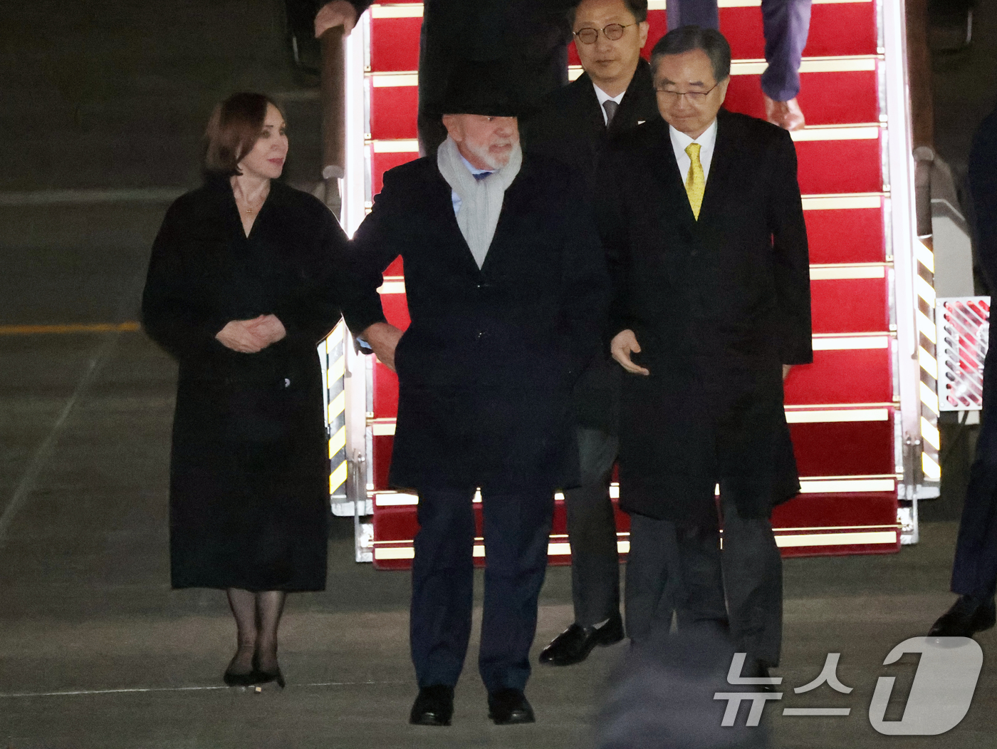 (성남=뉴스1) 황기선 기자 = 루이스 이나시우 룰라 다시우바 브라질 대통령이 22일 오후 한-브라질 정상회담을 위해 경기 성남시 서울공항을 통해 입국하고 있다. 2026.2.22 …