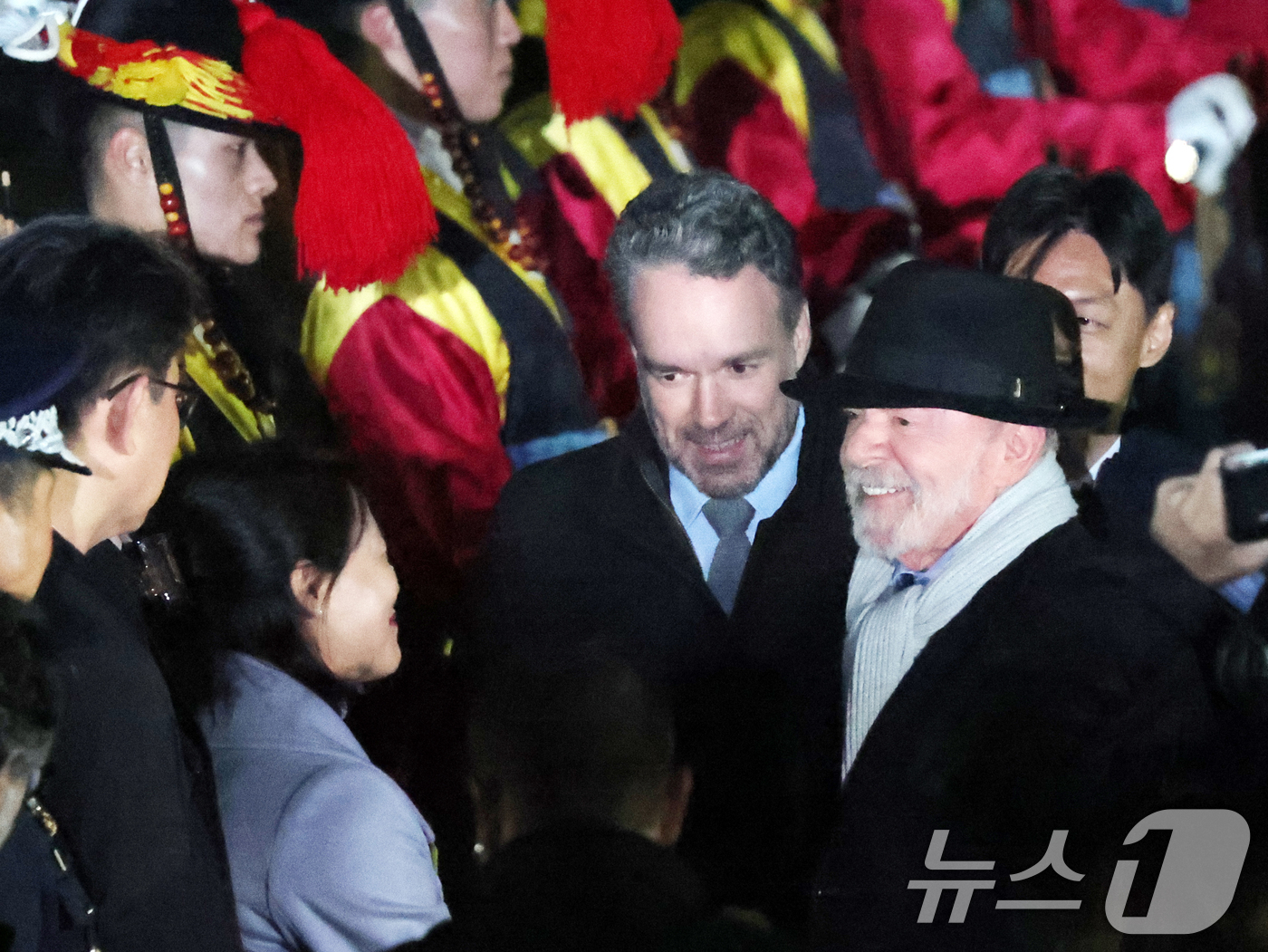 (성남=뉴스1) 황기선 기자 = 루이스 이나시우 룰라 다시우바 브라질 대통령이 22일 오후 한-브라질 정상회담을 위해 경기 성남시 서울공항을 통해 입국하고 있다. 2026.2.22 …