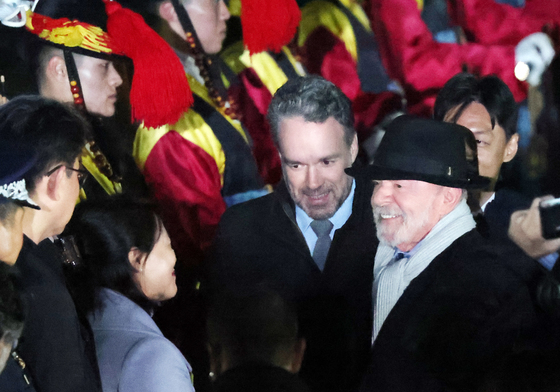 미소 보이며 입국하는 룰라 대통령