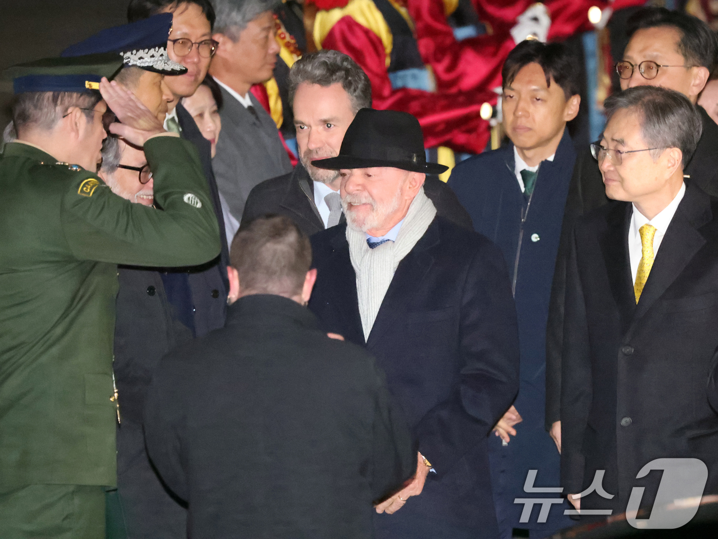 (성남=뉴스1) 황기선 기자 = 루이스 이나시우 룰라 다시우바 브라질 대통령이 22일 오후 한-브라질 정상회담을 위해 경기 성남시 서울공항을 통해 입국하고 있다. 2026.2.22 …