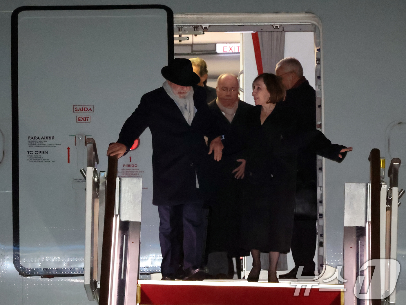 (성남=뉴스1) 황기선 기자 = 루이스 이나시우 룰라 다시우바 브라질 대통령이 22일 오후 한-브라질 정상회담을 위해 경기 성남시 서울공항을 통해 입국하고 있다. 2026.2.22 …