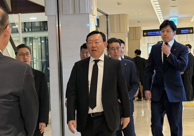 출장 중 귀국한 신동빈 회장…아들과 누나 신영자 의장 빈소 조문(종합)
