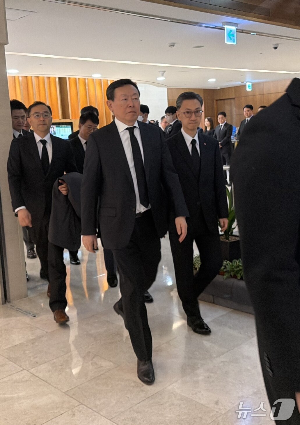 본문 이미지 - 22일 신동빈 롯데 회장이 서울 신촌 세브란스병원 장례식장에 마련된 누나 신영자 롯데재단 의장의 빈소에서 조문 후 나오고 있다.  ⓒ News1 윤수희 기자  