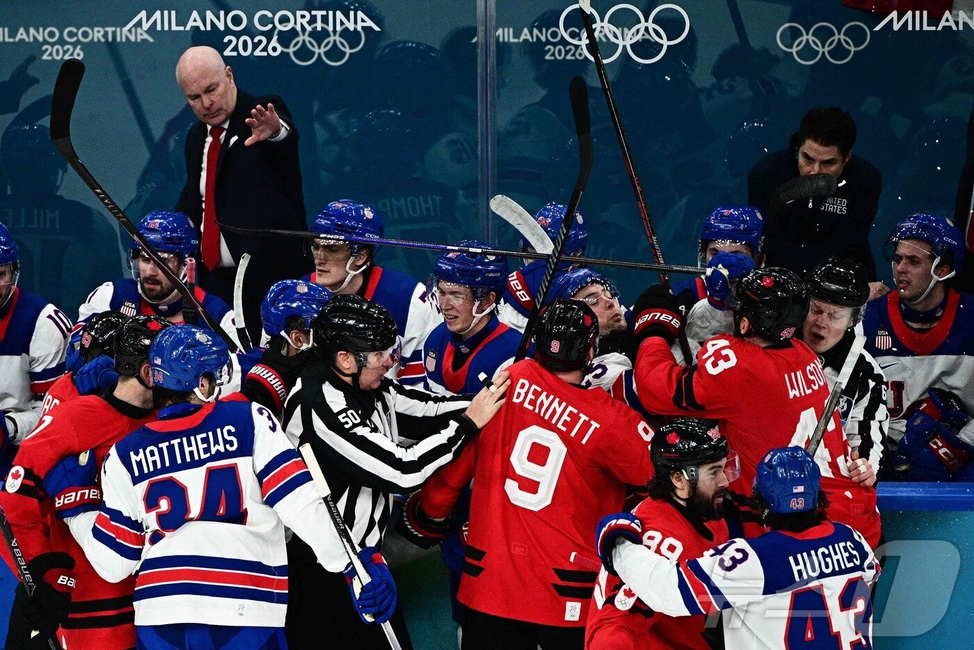 본문 이미지 - 22일(현지시간) 열린 남자 아이스하키 결승전에서 미국과 캐나다 선수들이 몸싸움을 벌이고 있다. ⓒ AFP=뉴스1