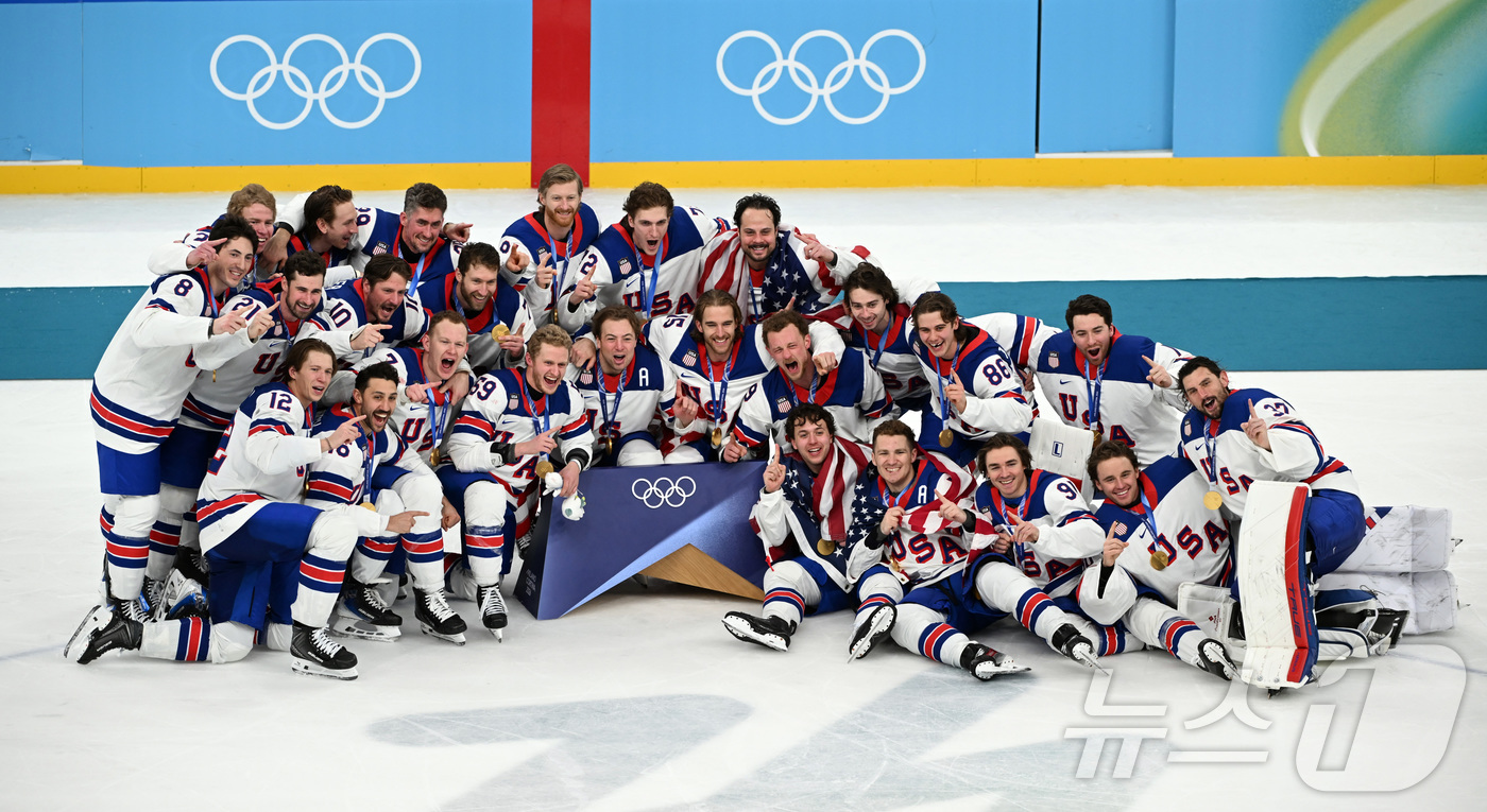 (밀라노=뉴스1) 김성진 기자 = 22일(현지시간) 이탈리아 밀라노 산타줄리아 IHO 아레나에서 열린 2026 밀라노·코르티나담페초 동계올림픽 아이스하키 남자 금메달 결정전에서 미 …