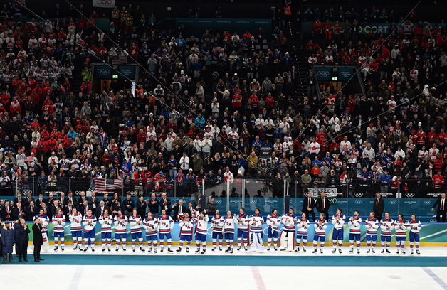 캐나다 제압하고 금메달 차지한 미국 남자 아이스하키