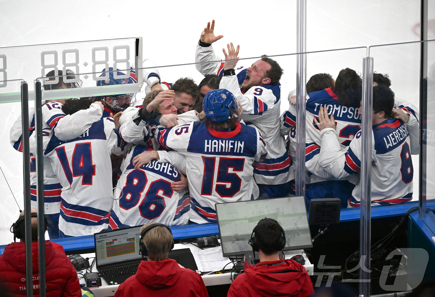(밀라노=뉴스1) 김성진 기자 = 22일(현지시간) 이탈리아 밀라노 산타줄리아 IHO 아레나에서 열린 2026 밀라노·코르티나담페초 동계올림픽 아이스하키 남자 금메달 결정전에서 미 …