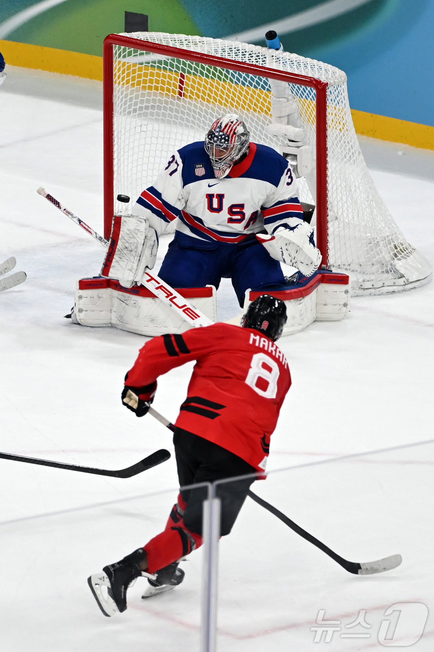 (밀라노=뉴스1) 김성진 기자 = 22일(현지시간) 이탈리아 밀라노 산타줄리아 IHO 아레나에서 열린 2026 밀라노·코르티나담페초 동계올림픽 아이스하키 남자 금메달 결정전에서 캐 …