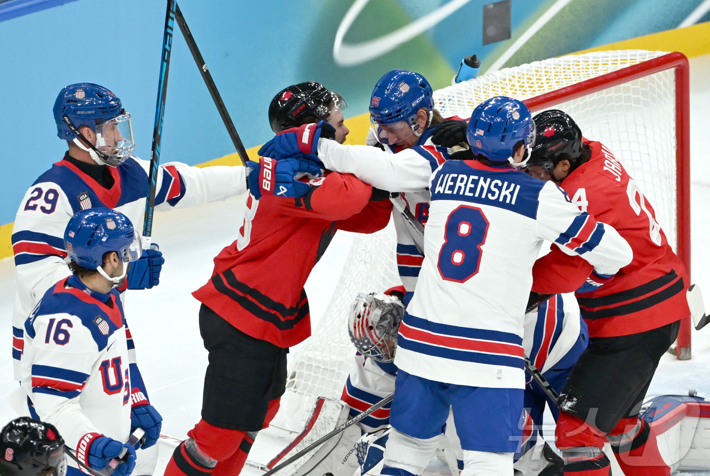 (밀라노=뉴스1) 김성진 기자 = 22일(현지시간) 이탈리아 밀라노 산타줄리아 IHO 아레나에서 열린 2026 밀라노·코르티나담페초 동계올림픽 아이스하키 남자 금메달 결정전에서 미 …