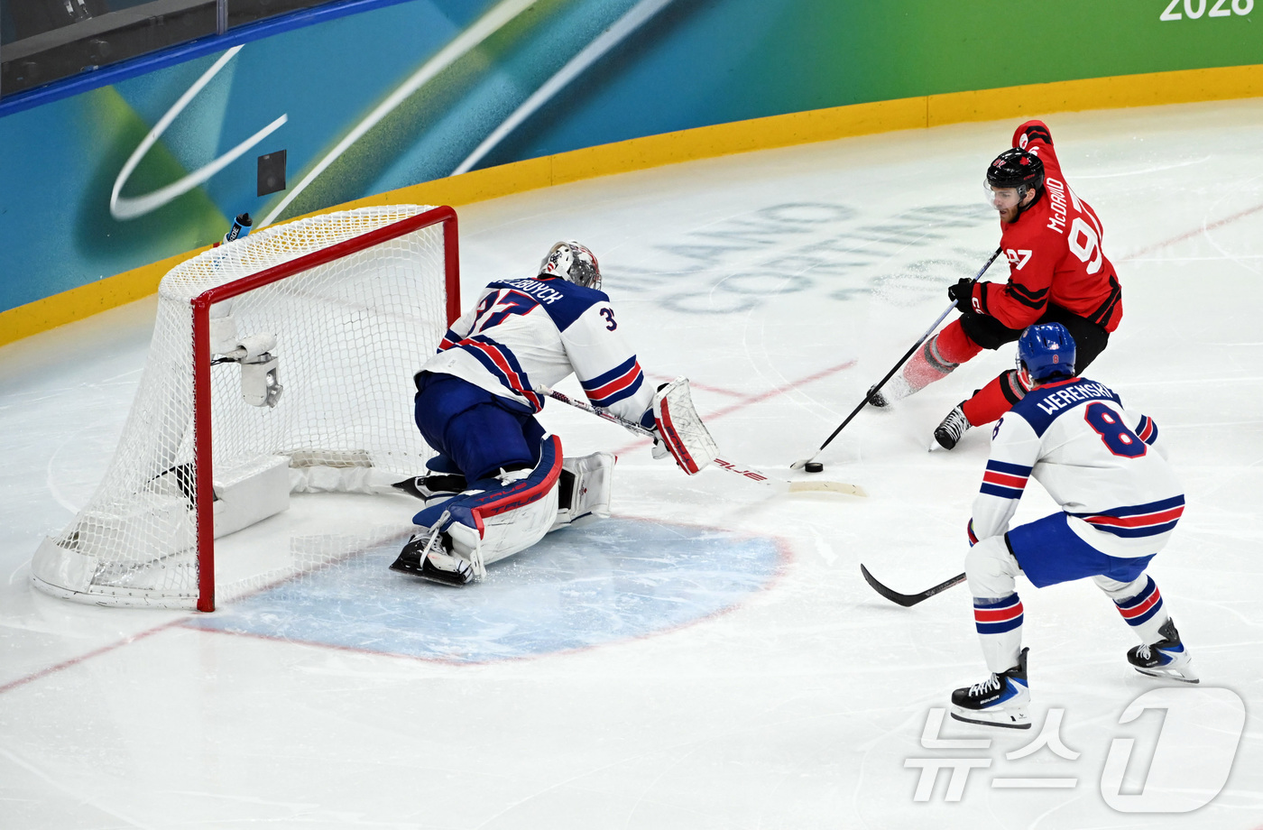 (밀라노=뉴스1) 김성진 기자 = 22일(현지시간) 이탈리아 밀라노 산타줄리아 IHO 아레나에서 열린 2026 밀라노·코르티나담페초 동계올림픽 아이스하키 남자 금메달 결정전 연장전 …