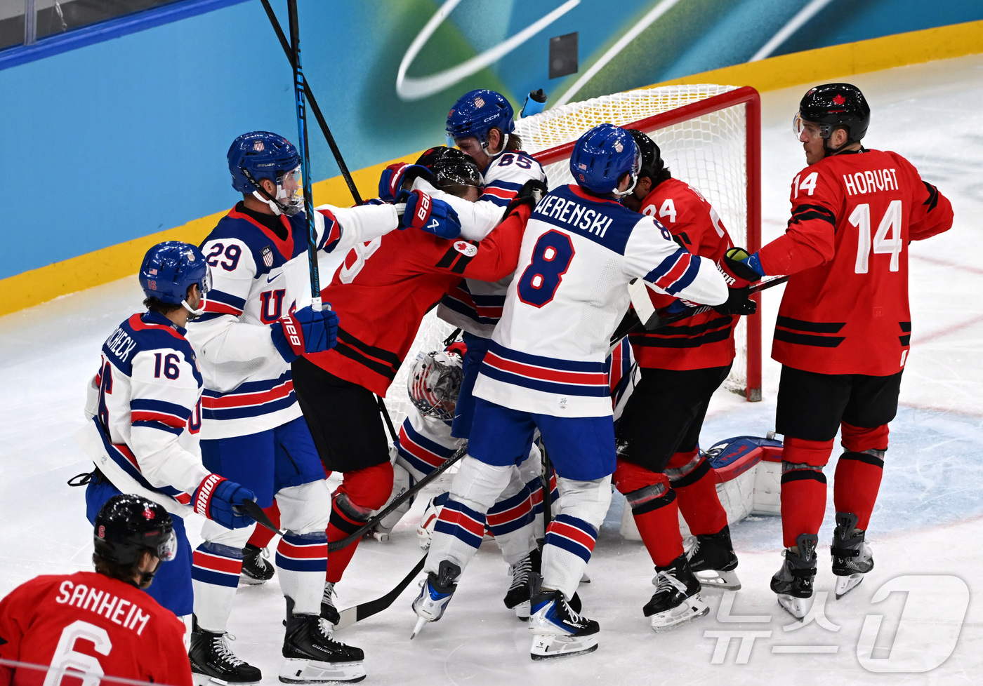 (밀라노=뉴스1) 김성진 기자 = 22일(현지시간) 이탈리아 밀라노 산타줄리아 IHO 아레나에서 열린 2026 밀라노·코르티나담페초 동계올림픽 아이스하키 남자 금메달 결정전에서 미 …