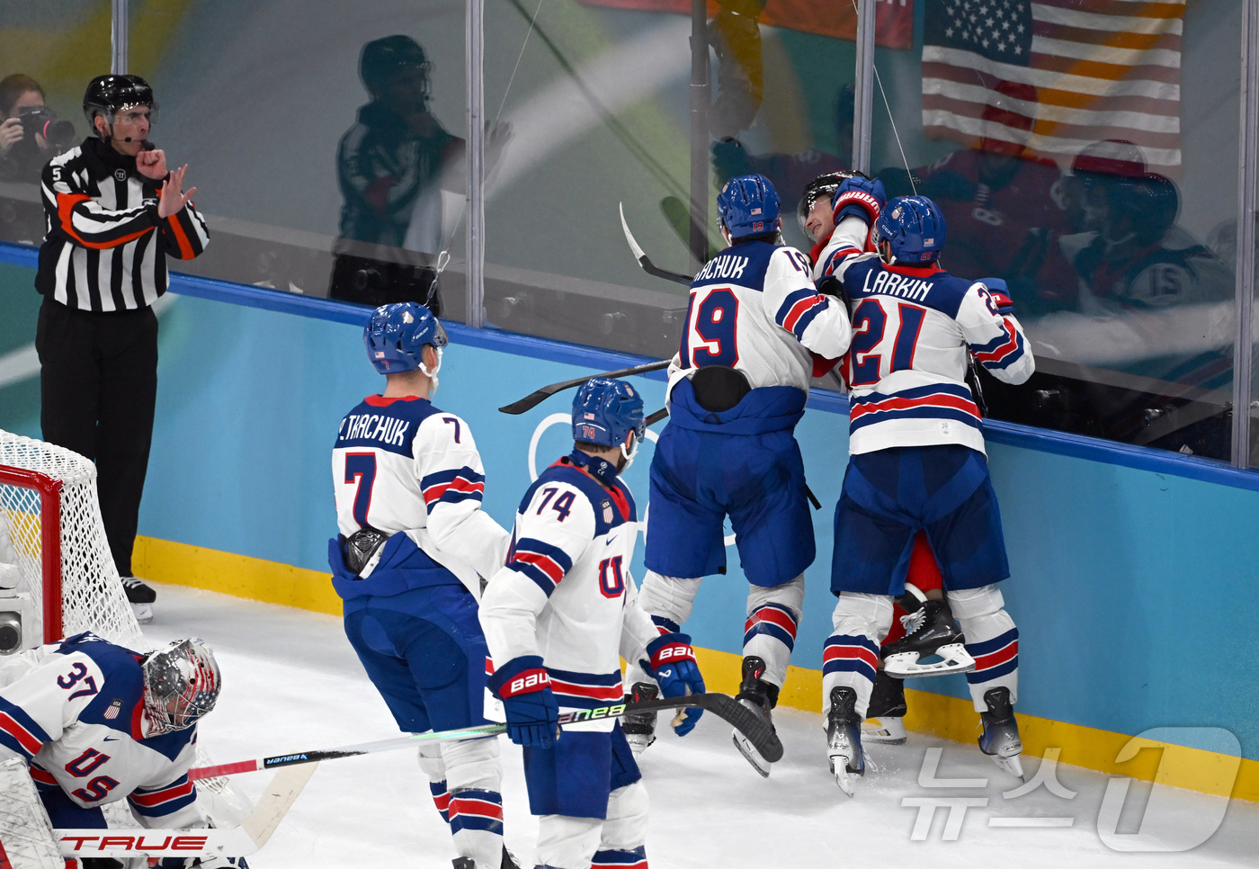 (밀라노=뉴스1) 김성진 기자 = 22일(현지시간) 이탈리아 밀라노 산타줄리아 IHO 아레나에서 열린 2026 밀라노·코르티나담페초 동계올림픽 아이스하키 남자 금메달 결정전에서 미 …