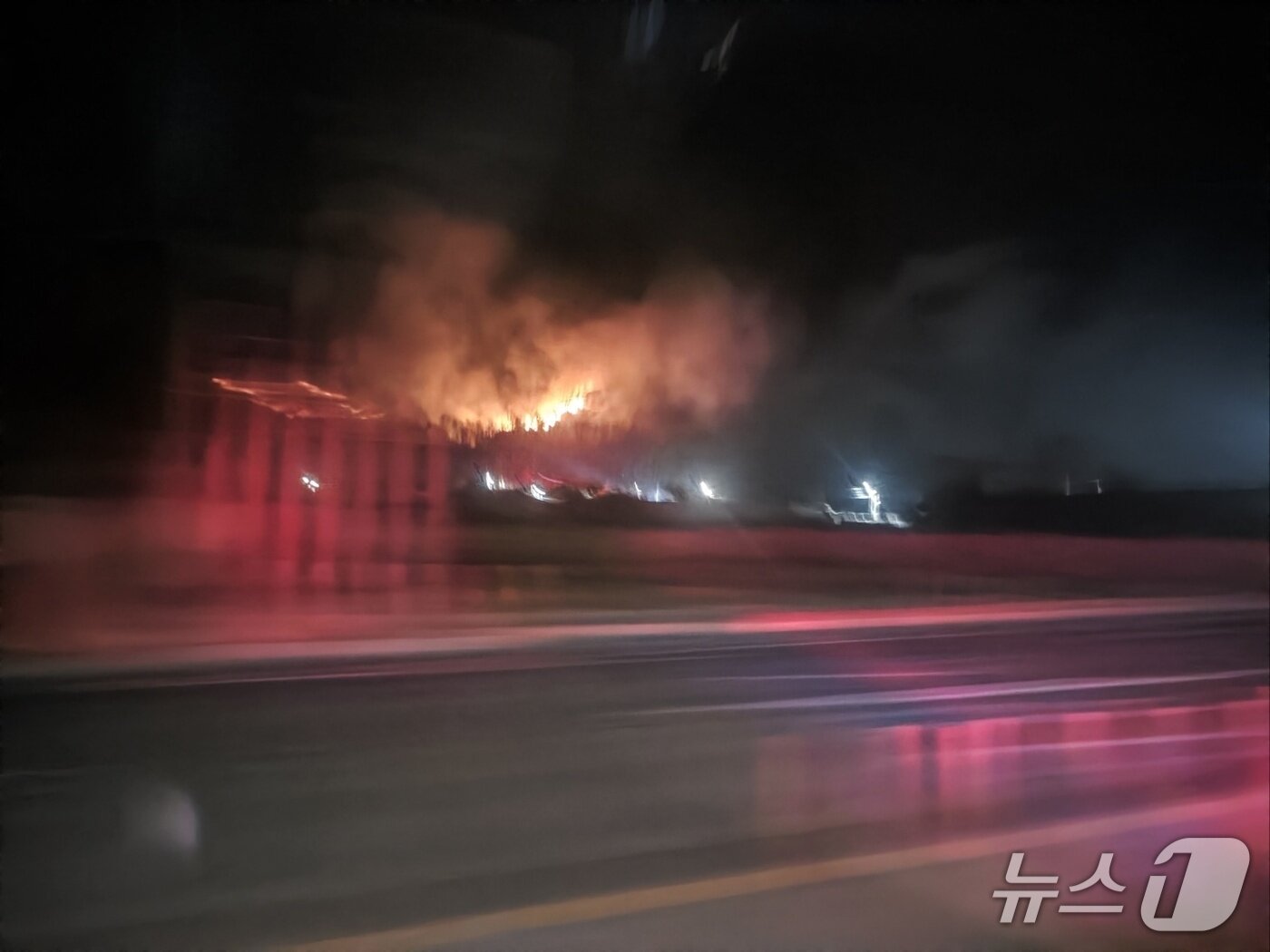 본문 이미지 - 충북 단양군 대강면 장림리의 한 야산에서 발생한 산불.(단양소방서 제공. 재판매 및 DB금지) /뉴스1   