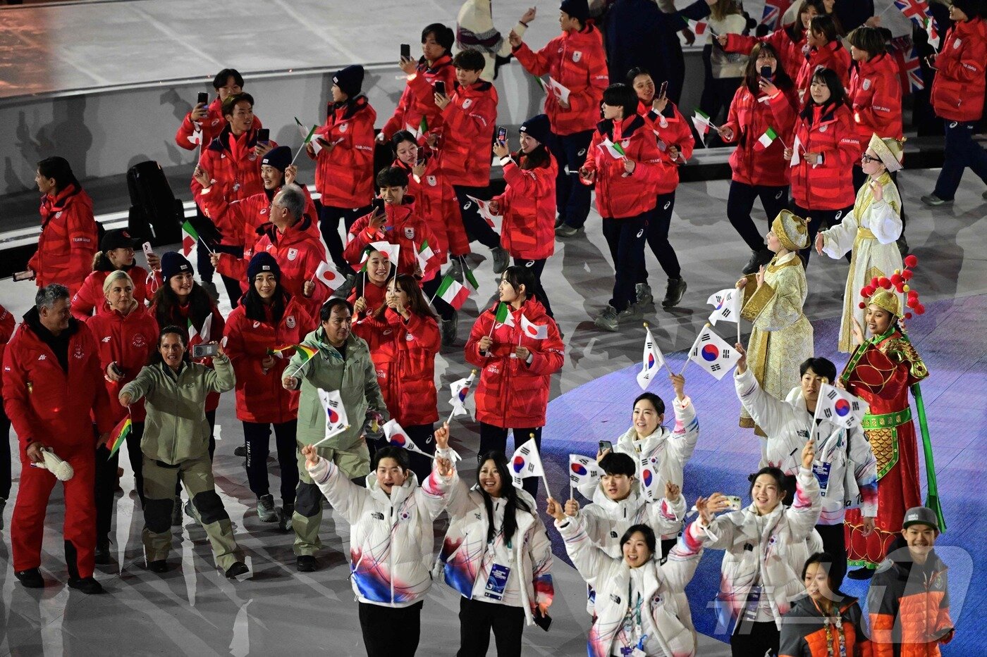 본문 이미지 - 한국선수단이 23일(한국시간) 열린 2026 밀라노 코르티나 동계 올림픽 폐회식에서 태극기를 흔들며 입장하고 있다. ⓒ AFP=뉴스1