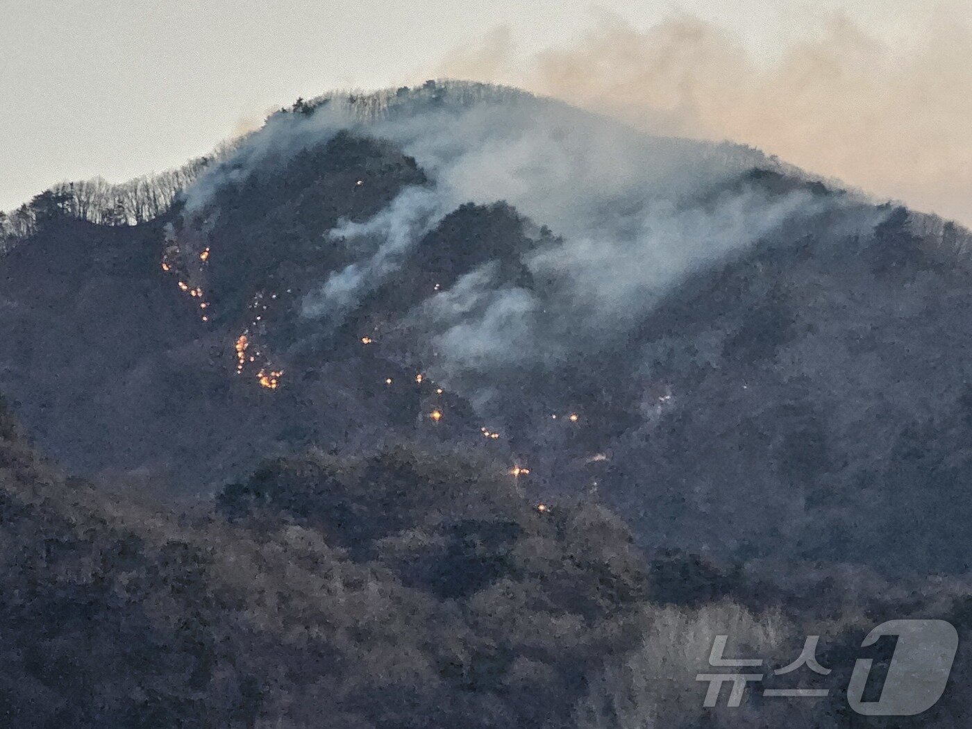 본문 이미지 - 23일 오전 함양군 마천면 일원에서 발생한 산불이 사흘째 이어지고 있다. 2026.2.23 ⓒ 뉴스1 한송학 기자